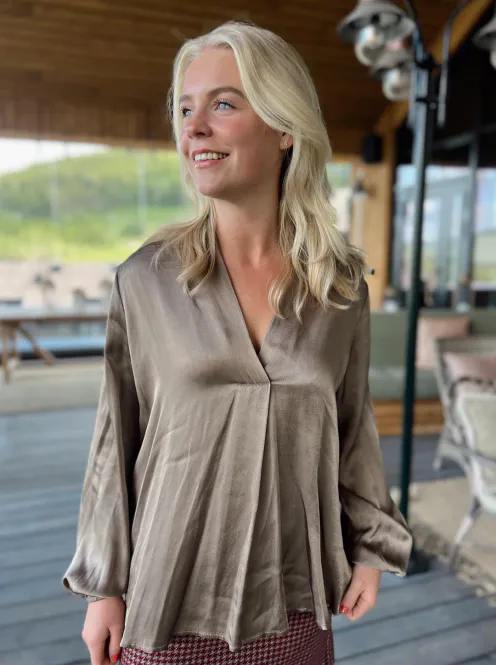 Hovedbilde RAH OSLO - V-HALS LANGERMET BLUSE - BEIGE 